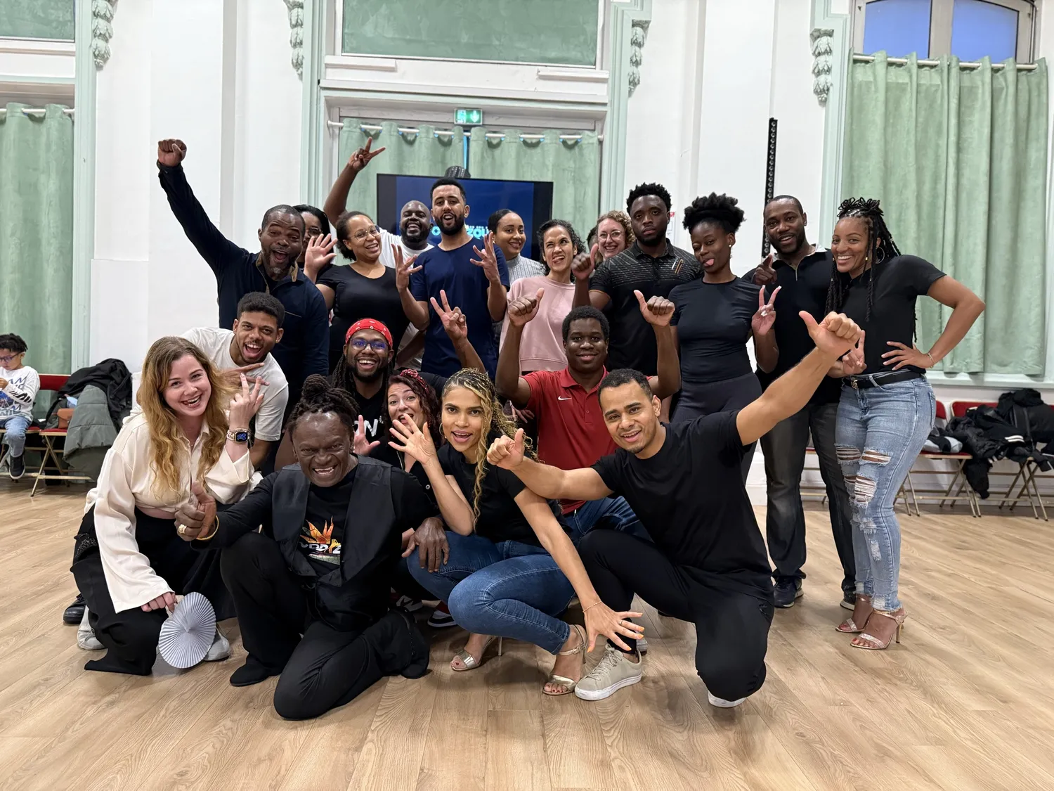 Groupe de danseurs en studio lors d'un cours Codizouk